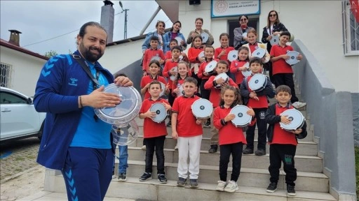 Samsun'da köy okulundaki çocuklar hediye edilen darbukalarla ritim tuttu