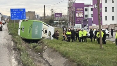 Samsun'da &ouml;ğrencilerin bulunduğu midib&uuml;s&uuml;n devrilmesi sonucu 11 kişi yaralandı