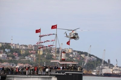 Samsun'da T&uuml;rk bayrakları ve Atat&uuml;rk posterleriyle s&uuml;slenen gemiler ge&ccedil;iş t&ouml;reni yaptı