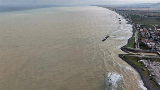 Samsun'da yağışın ardından denizin rengi kahverengiye d&ouml;nd&uuml;