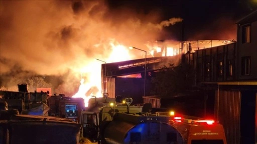 Samsun'da yangın çıkan kereste fabrikasında soğutma çalışmaları sürüyor