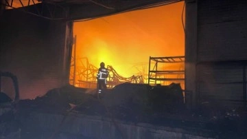 Samsun'da kozmetik ürünleri deposundaki yangın kontrol altına alındı