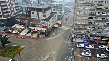 Samsun'da sağanak sebebiyle ev ve iş yerlerini su bastı