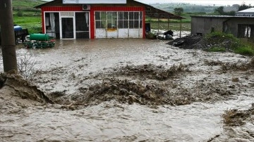 Samsun'da sağanak sonucu oluşan sel sebebiyle su baskınları meydana geldi