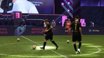 Sanal ortamı gerçekle buluşturan "fijital futbol" maçları Kazan'da yapıldı