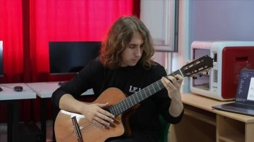 Sanatını yapay zeka teknolojisiyle buluşturan liseli gitariste uluslararası bilim ödülü