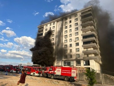 Şanlıurfa'da 10 katlı apartmanda &ccedil;ıkan yangın s&ouml;nd&uuml;r&uuml;ld&uuml;
