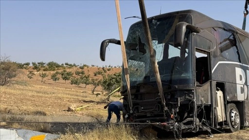 Şanlıurfa'da devrilen yolcu otobüsündeki 30 kişi yaralandı