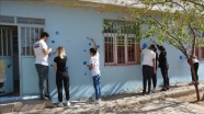 Şanlıurfa'da gönüllü öğretmen ve öğrenciler okul binalarını boyayarak güzelleştiriyor