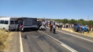 Şanlıurfa&#039;da minibüsle kamyonet çarpıştı: 15 yaralı