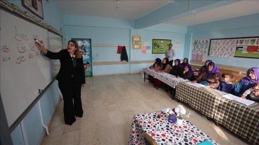 Şanlıurfa'da öğretmenler hem çocukları hem de annelerini okutuyor