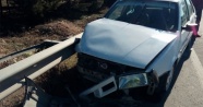 Şanlıurfa'da otomobil bariyerlere çarptı: 2’si çocuk, 3 yaralı