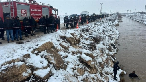 Şanlıurfa'da sulama kanalına d&uuml;şen otomobildeki 4 kişi i&ccedil;in kurtarma &ccedil;alışması başlatıldı