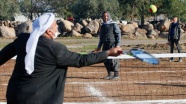 Şanlıurfa&#039;da tenisle tanışan köylüler kendi imkanlarıyla yaptıkları kortta raket sallıyor