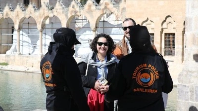 Şanlıurfa'da "turizm polisi" rehberlik hizmetiyle turistlere g&uuml;ven veriyor