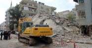 Şanlıurfa’da yıkımı gerçekleştirilen bina çöktü