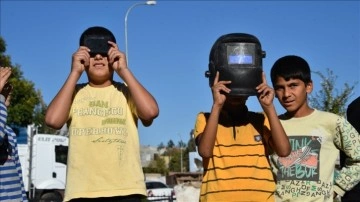 Şanlıurfa'da güneş tutulmasını kaynak maskesiyle izlediler
