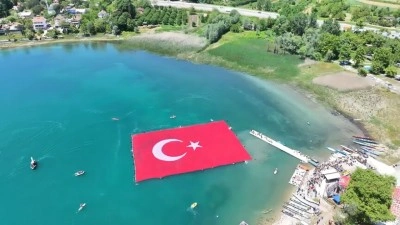 Sapanca G&ouml;l&uuml;'nde 1923 metrekarelik T&uuml;rk bayrağı a&ccedil;ıldı