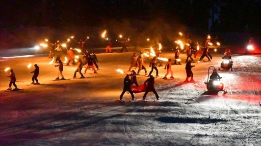 Sarıkamış Kayak Merkezi meşaleli kayak g&ouml;sterisiyle sezonu a&ccedil;tı