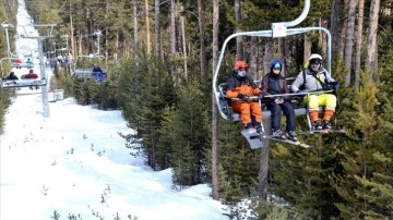 Sarıkamış Kayak Merkezi'nde Mart ayında da kayak keyfi sürüyor