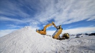 Sarıkamış&#039;ta kardan şehit heykelleri yapımı için kamyonlarla kar toplanıyor