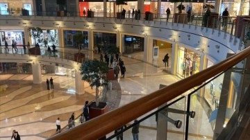 Sarıyer'de alışveriş merkezinin otoparkındaki araçta çıkan yangın söndürüldü