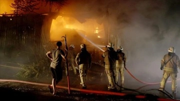Sarıyer'de geri dönüşüm tesisinde çıkan yangın söndürüldü