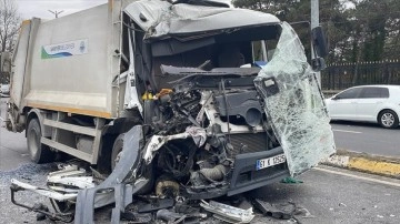 Sarıyer'de İETT otobüsüne çarpan çöp kamyonundaki 3 kişi yaralandı