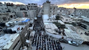 Savaş ortamına rağmen Gazze'nin güneyindeki Refah'ta yüzlerce Filistinli iftarda buluştu