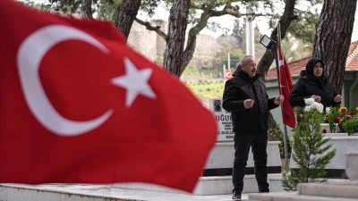 Şehit aileleri, bayramın ilk g&uuml;n&uuml;nde kabirleri ziyaret etti