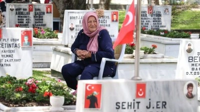 Şehit anneleri, Anneler G&uuml;n&uuml;'nde evlatlarının kabri başında dua etti
