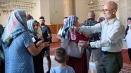 Şehit babası imam camiye gelen turistlere 15 dilde Kur'an-ı Kerim dağıtıyor