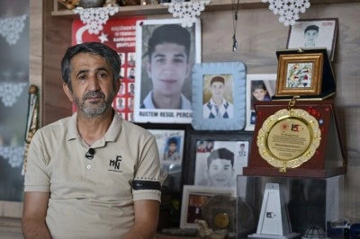 Şehit babası Per&ccedil;in'in tek tesellisi g&ouml;klerde dalgalanan 'T&uuml;rk bayrağı'