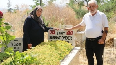 Şehit evlatlarının kabrine yakın olmak i&ccedil;in hayatlarını k&ouml;yde kurdular