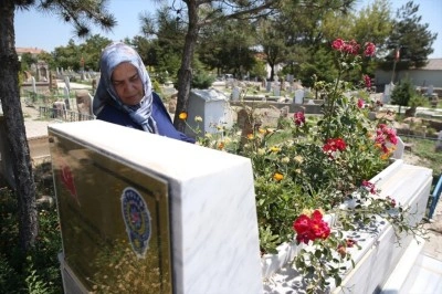 Şehit komiser yardımcısının annesi 10 yıldır her cuma kızının mezarını ziyaret ediyor