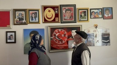 Şehit oğullarının anısını evlerinde oluşturdukları &ouml;zel odada yaşatıyorlar