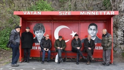 Şehitlere resimlerini &ccedil;izerek g&ouml;sterdikleri vefayı Trabzon'a taşıdılar