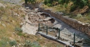 Sel suları kanalın beton zeminini patlattı |Isparta haberleri