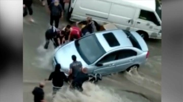 Ankara'da sel sularına kapılarak otomobilin altına sıkışan motorlu kurye yaşama savaşı veriyor