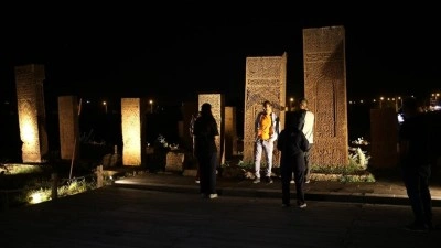 Sel&ccedil;uklu Meydan Mezarlığı'ndaki asırlık taşlar akşam da ziyaret&ccedil;i &ccedil;ekiyor