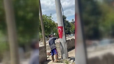 Selden etkilenen Havza'da jandarma personeli &ccedil;amurda buldukları bayrağı yıkayıp direğe astı