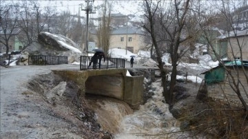 Şemdinli-Derecik kara yolu, derenin taşması sonucu kapandı