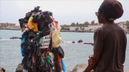 Senegal&#039;in &#039;Plastik Adamı&#039;, Dakar sokaklarında plastik atıklarla savaşıyor