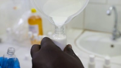 Senegalli albinolar TİKA sayesinde kendi g&uuml;neş kremlerini &uuml;retiyor