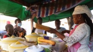 Senegalli sokak satıcısı Salimata tezgahında sattığı yemeklerle 3 çocuğuna bakıyor