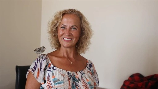 Serçe yavrusu "Kıvılcım" emekli hemşirenin yoldaşı oldu