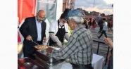Serdar İnan, Taksim’de demokrasi nöbeti tutanlara her akşam ücretsiz yemek dağıtıyor