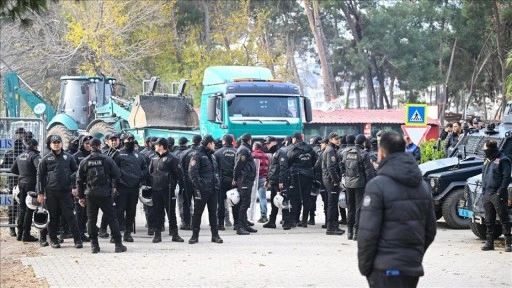 Seyhan Baraj G&ouml;l&uuml; kıyısındaki ka&ccedil;ak yapıların tahliyesi sırasında gerginlik yaşandı