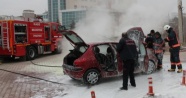 Seyir halindeki otomobil yandı, kadın sürücü gözyaşlarını tutamadı
