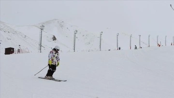 Sezonu ilk açan Palandöken'de kayak keyfi nisanda da devam ediyor